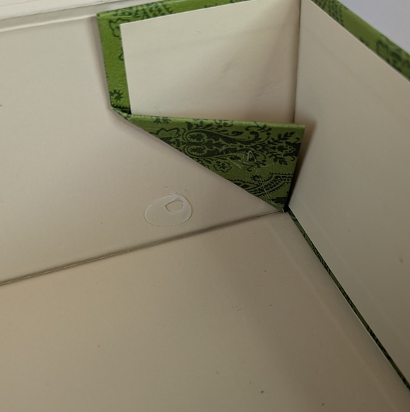 Gucci Gift Box, Green Embossed Patterning - Picture 9 of 16